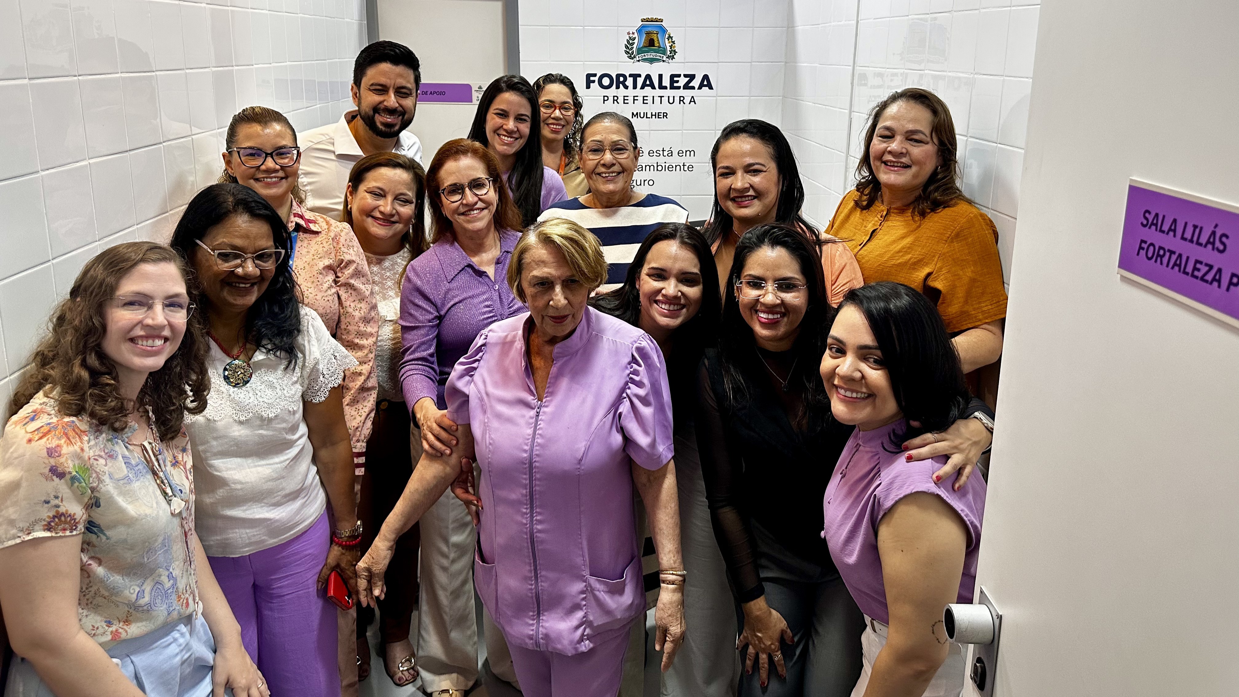 grupo de pessoas posa para a foto